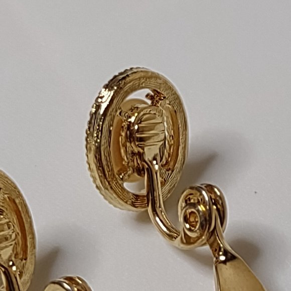 Cute Gold Tone Oval Shaped Monet Clip On Earrings - Picture 9 of 11